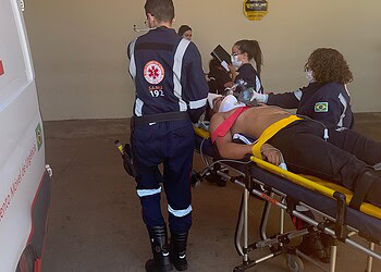 Motociclista fica em estado grave após atingir ciclista que atravessava a pista em Rio Branco