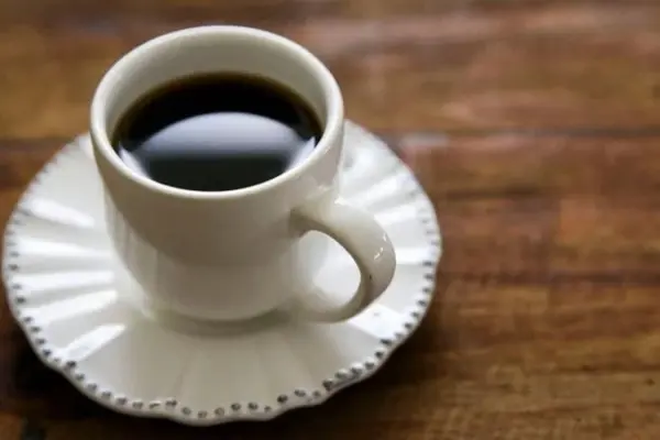 Consumo de café puro e sem açúcar reduz risco de morte, diz estudo