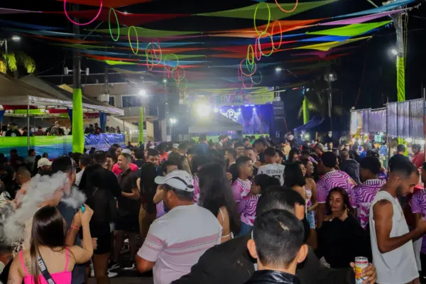 Foliões encaram o frio e lotam abertura do Carnavale 2025, em Brasiléia