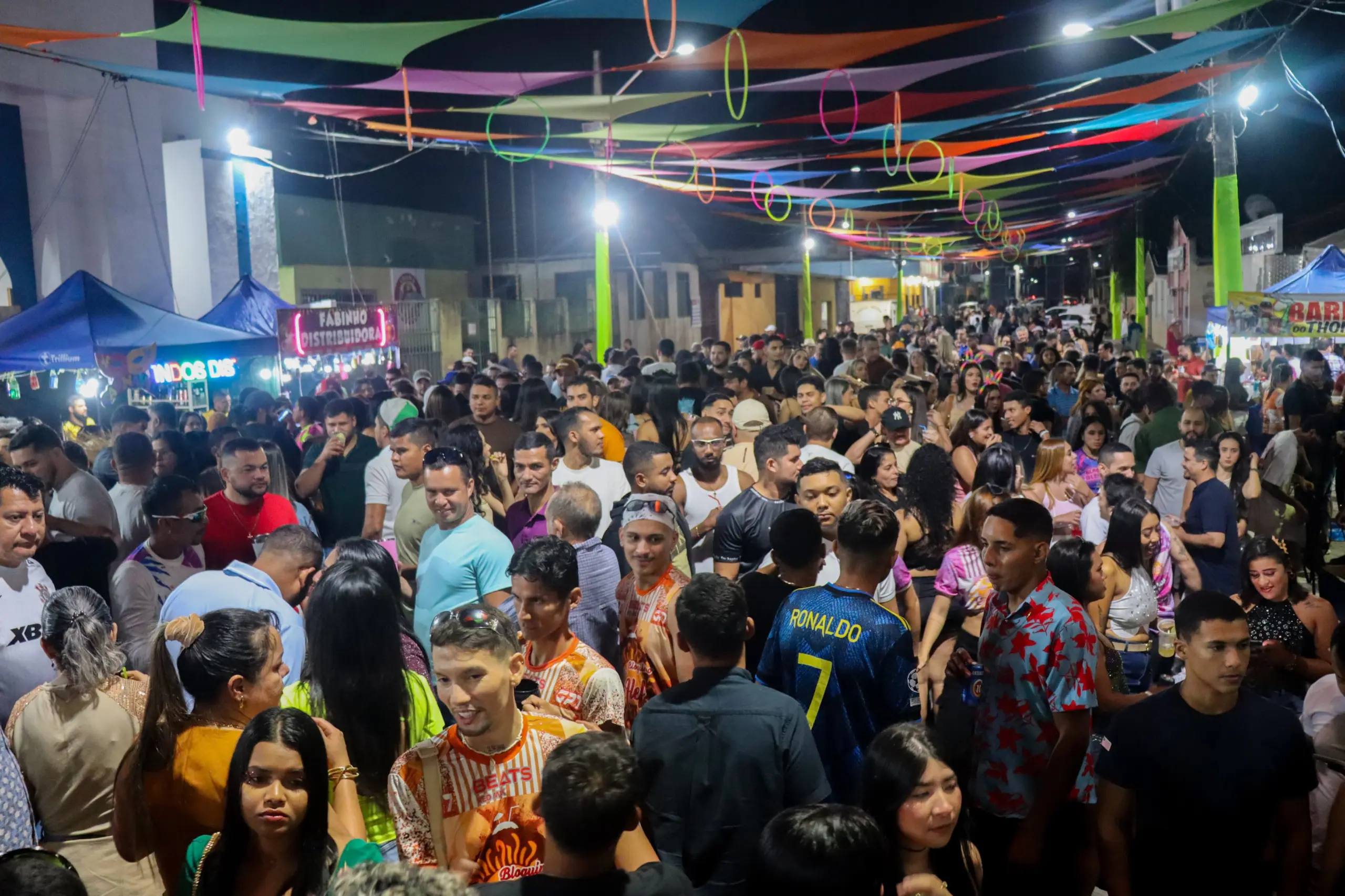 Segunda noite do Carnavale 2025 leva multidão à praça central de Brasiléia 2 Segunda noite do Carnavale 2025 leva multidão à praça central de Brasiléia