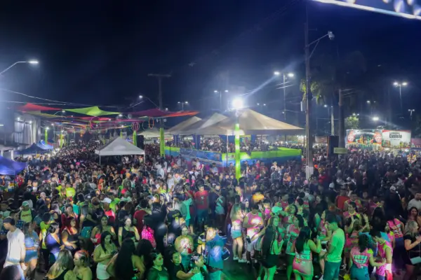 Segunda noite do Carnavale 2025 leva multidão à praça central de Brasiléia