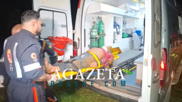 Homem de 58 anos cai de moto em ponte improvisada e é levado ao PS em Rio Branco