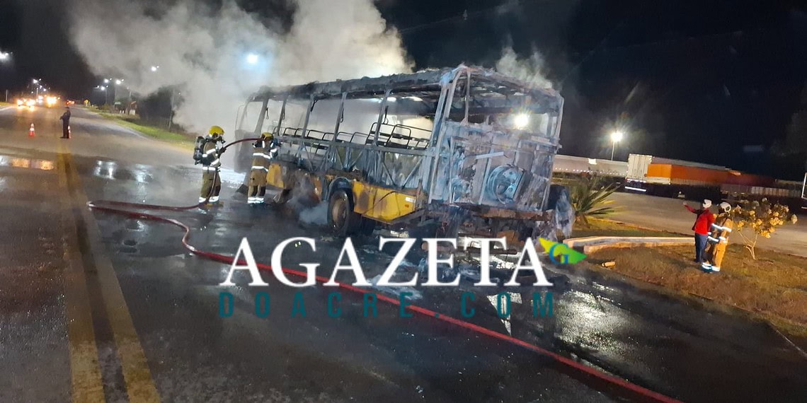 Ônibus escolar que levava grupo de quadrilha junina pega fogo na AC-40, em Rio Branco