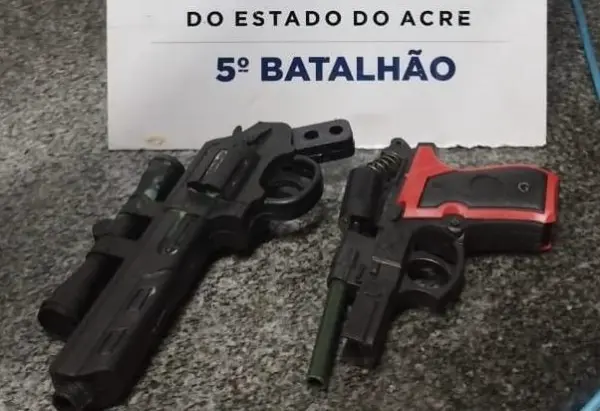 Homem é imobilizado por moradores após tentar assaltar casal com arma de brinquedo em Brasiléia