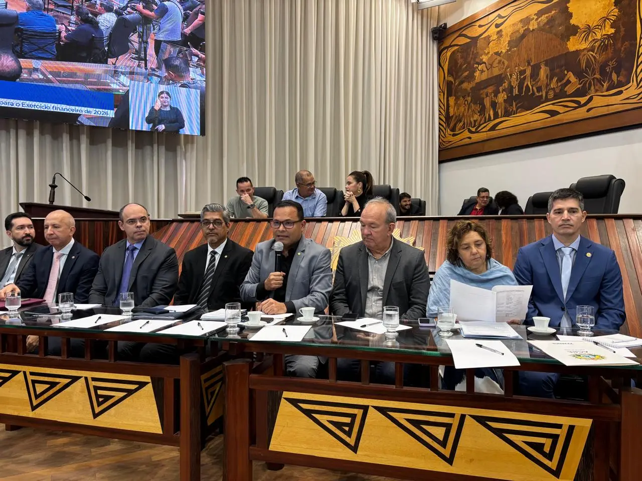 Secretário diz que demanda dos servidores estaduais não cabe no orçamento e sindicalista reforça ameaça de greve 2 Secretário diz que demanda dos servidores estaduais não cabe no orçamento e sindicalista reforça ameaça de greve