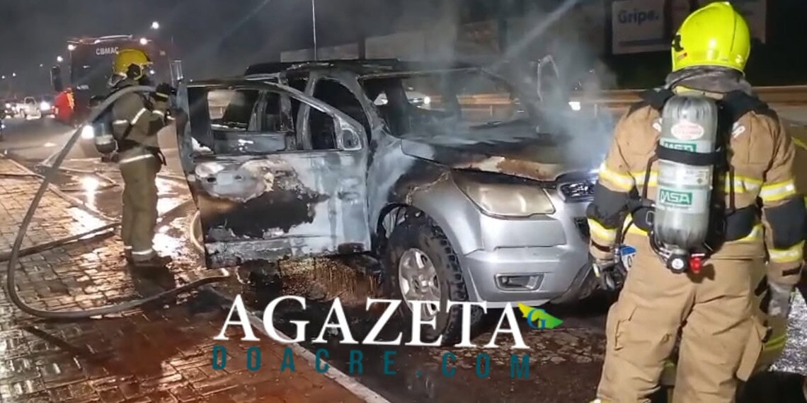 Incêndio destrói caminhonete comprada horas antes em Rio Branco