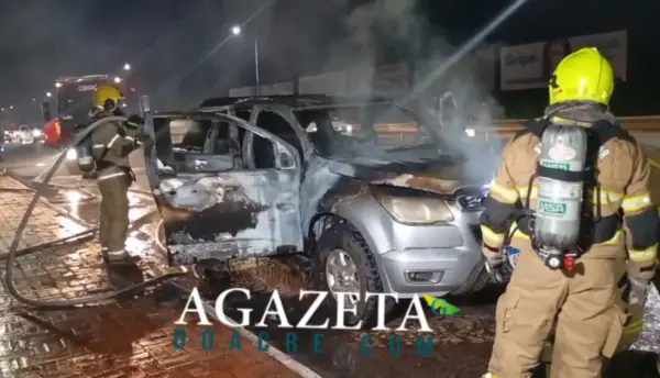 Incêndio destrói caminhonete comprada horas antes em Rio Branco