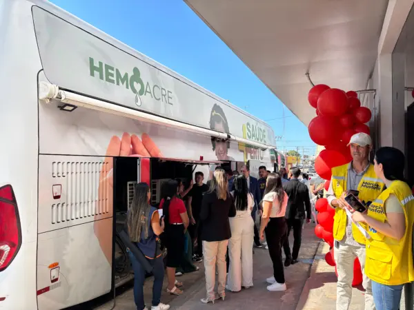 Energisa não liga ônibus do Hemoacre à rede elétrica e frustra ação social promovida por vereadores