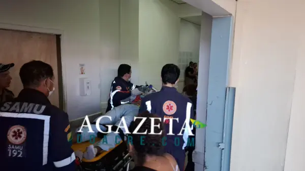 Adolescente sofre traumatismo craniano após colidir bicicleta motorizada com ônibus em Rio Branco