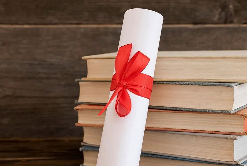 Diplomas de papel deixam de ter validade em todo o país; entenda novas regras