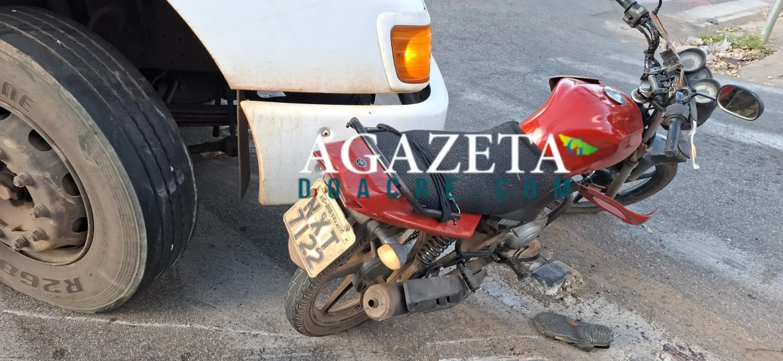 Caminhão e motocicleta colidem durante conversão em via movimentada de Rio Branco; motociclista sofre fratura exposta