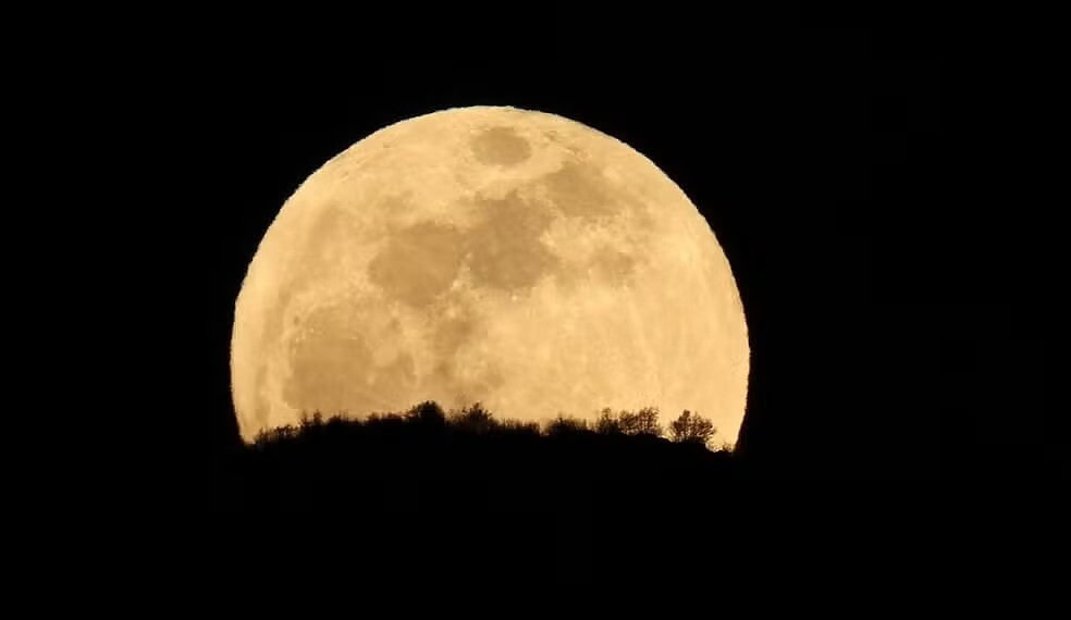 Lua cheia vista em Tirana, na Albânia, em 12 de abril de 2025. — Foto: Florion Goga/ REUTERS