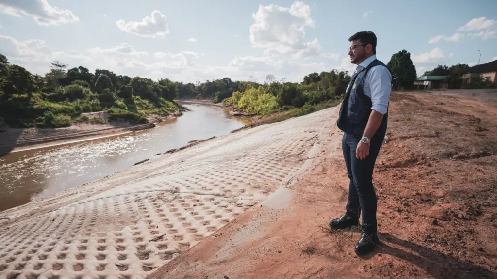 Gladson vistoria obras da Ponte da Sibéria e da Estrada da Variante em Xapuri e da Orla do Rio Acre em Brasileia