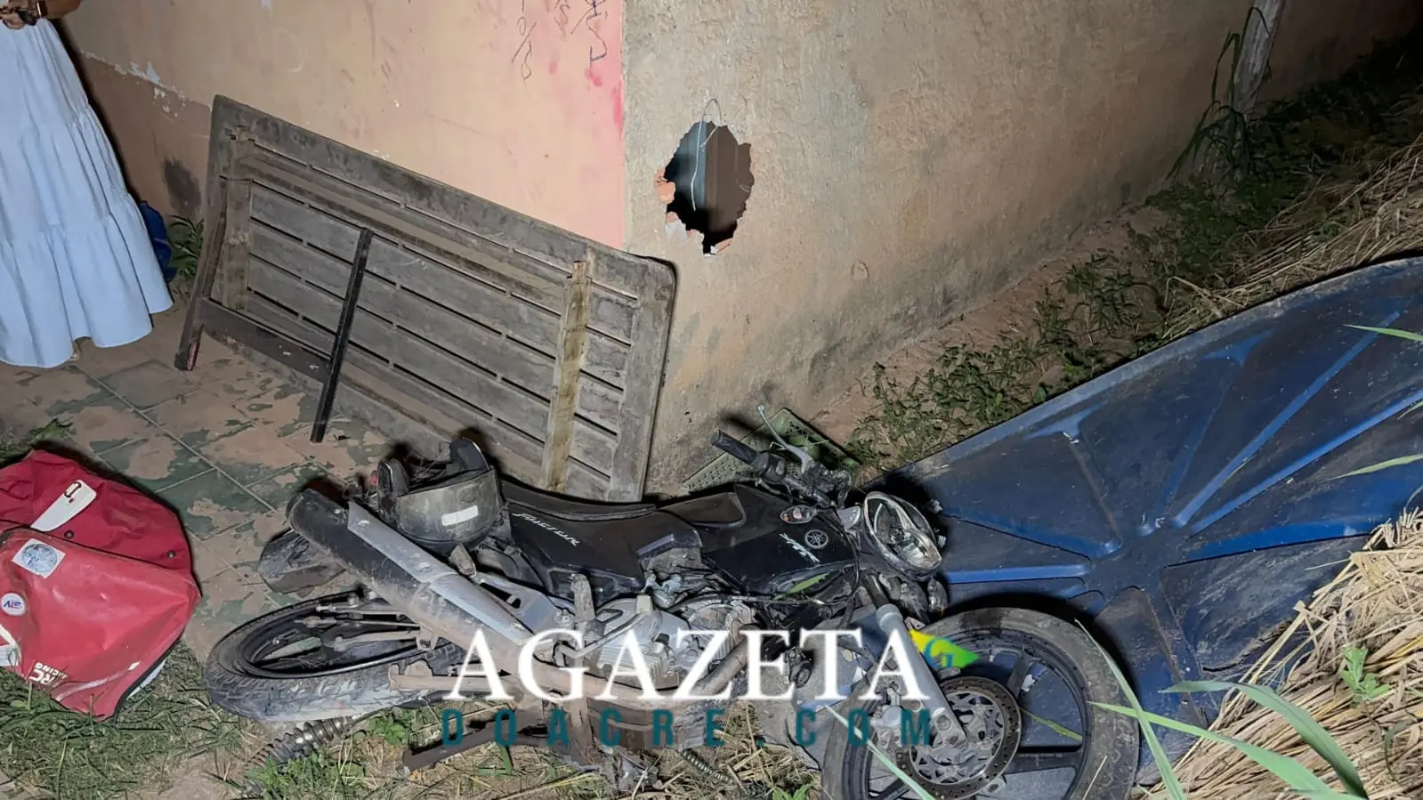 Entregador é arremessado contra parede após colisão com Jeep; estado de saúde é gravíssimo