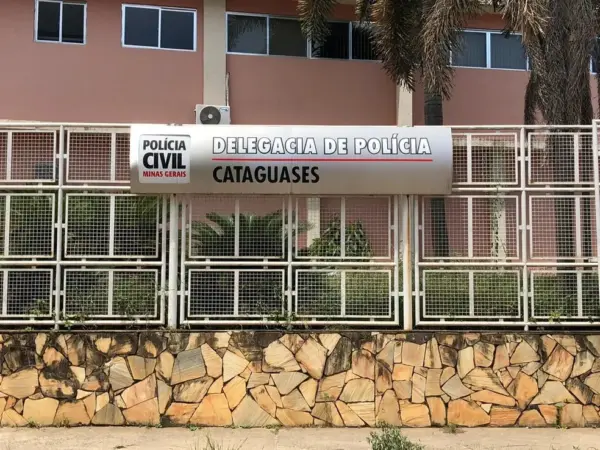 Madrasta morre após comer feijão supostamente envenenado que ela mesma serviu ao marido e ao enteado