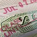 Foto mostra um carimbo de visto em um passaporte estrangeiro em Los Angeles, nos EUA, em 6 de junho de 2020. Os Estados Unidos anunciaram nesta segunda-feira (6) que não permitiria que estudantes estrangeiros permanecessem no país se todas as suas aulas fossem transferidas para a Internet — Foto: Chris Delmas/AFP