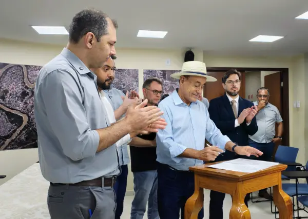 Bocalom sanciona pacote de leis com foco em inclusão social, educação e proteção à infância