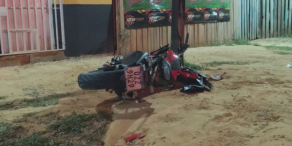 Pai e filha ficam feridos após colisão entre carro e moto em ramal de Rio Branco