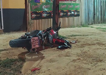 Pai e filha ficam feridos após colisão entre carro e moto em ramal de Rio Branco