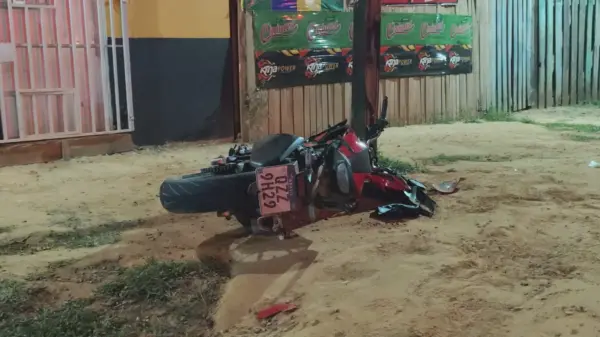 Pai e filha ficam feridos após colisão entre carro e moto em ramal de Rio Branco
