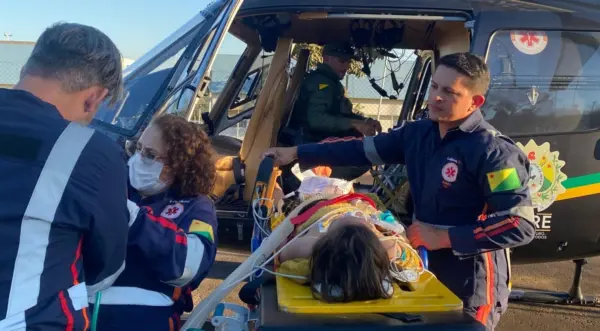 Menino de 12 anos em estado grave por complicação de diabetes é resgatado de helicóptero no Acre