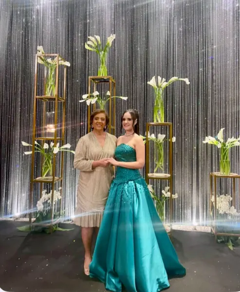 Zayra Ayache celebrou seu aniversário com uma deliciosa feijoada e muita alegria vestida de Mulher Maravilha. Veja mais na coluna Beth News