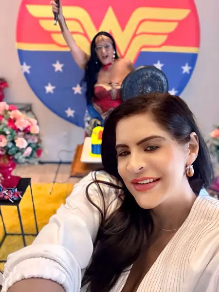 Zayra Ayache celebrou seu aniversário com uma deliciosa feijoada e muita alegria vestida de Mulher Maravilha. Veja mais na coluna Beth News