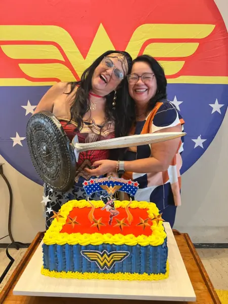 Zayra Ayache celebrou seu aniversário com uma deliciosa feijoada e muita alegria vestida de Mulher Maravilha. Veja mais na coluna Beth News