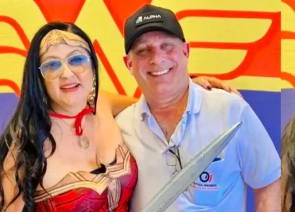 Zayra Ayache celebrou seu aniversário com uma deliciosa feijoada e muita alegria vestida de Mulher Maravilha. Veja mais na coluna Beth News