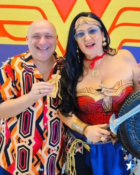 Zayra Ayache celebrou seu aniversário com uma deliciosa feijoada e muita alegria vestida de Mulher Maravilha. Veja mais na coluna Beth News