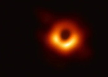 Primeira imagem já registrada de um buraco negro, capturada pelo Telescópio Event Horizon.  • NASA/Event Horizon Telescope Collaboration