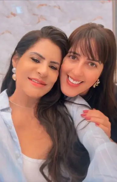 Zayra Ayache celebrou seu aniversário com uma deliciosa feijoada e muita alegria vestida de Mulher Maravilha. Veja mais na coluna Beth News