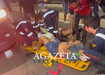 Mulher é atropelada por moto ao tentar atravessar a Via Chico Mendes, em Rio Branco
