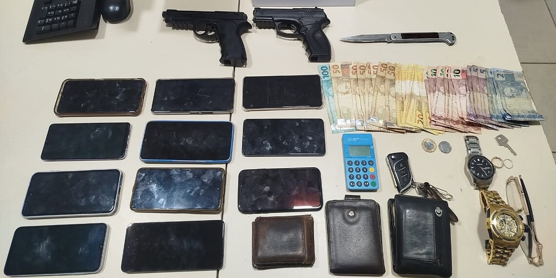 Três homens são presos e adolescente apreendido suspeitos de arrastão em Rio Branco