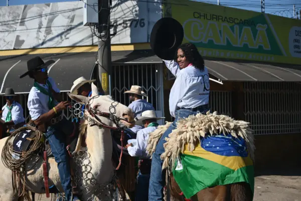 FOTOS: Público começa a lotar a Gameleira para a saída da Cavalgada da Expoacre neste sábado