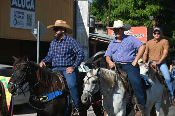 FOTOS: Público começa a lotar a Gameleira para a saída da Cavalgada da Expoacre neste sábado