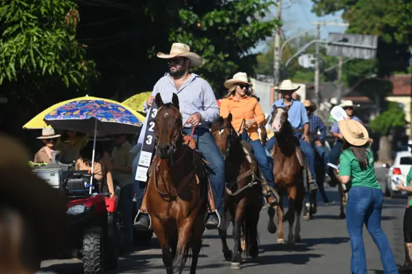 FOTOS: Público começa a lotar a Gameleira para a saída da Cavalgada da Expoacre neste sábado