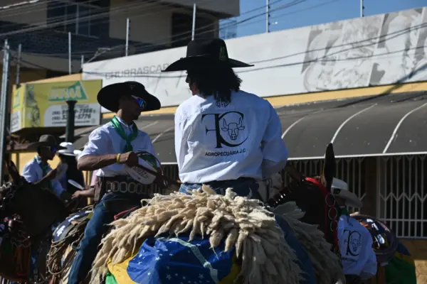 FOTOS: Público começa a lotar a Gameleira para a saída da Cavalgada da Expoacre neste sábado