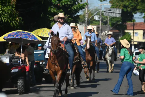 FOTOS: Público começa a lotar a Gameleira para a saída da Cavalgada da Expoacre neste sábado