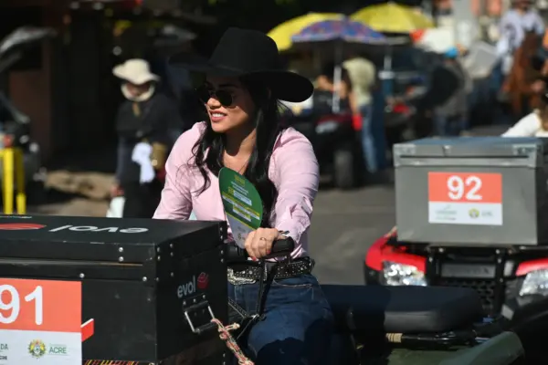 FOTOS: Público começa a lotar a Gameleira para a saída da Cavalgada da Expoacre neste sábado