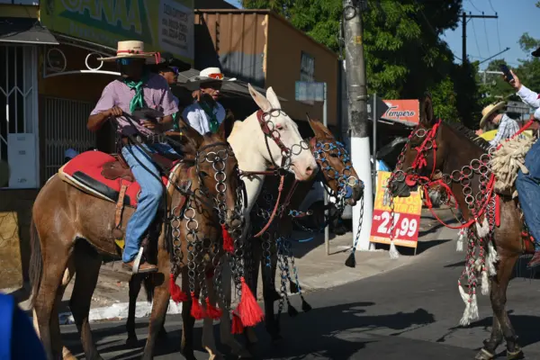 FOTOS: Público começa a lotar a Gameleira para a saída da Cavalgada da Expoacre neste sábado