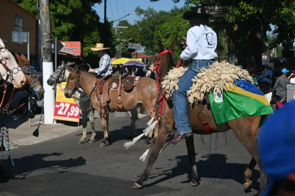 FOTOS: Público começa a lotar a Gameleira para a saída da Cavalgada da Expoacre neste sábado