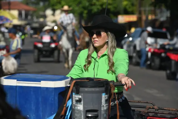 FOTOS: Público começa a lotar a Gameleira para a saída da Cavalgada da Expoacre neste sábado