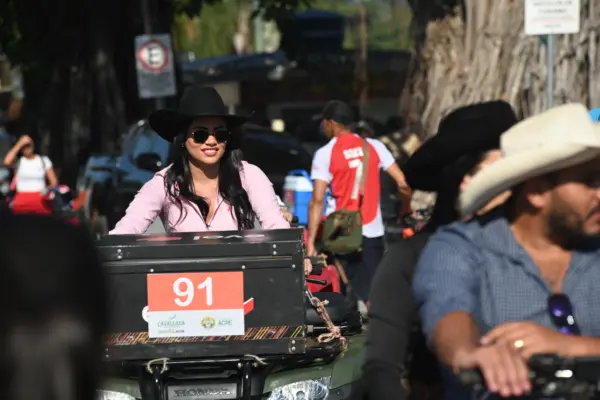 FOTOS: Público começa a lotar a Gameleira para a saída da Cavalgada da Expoacre neste sábado