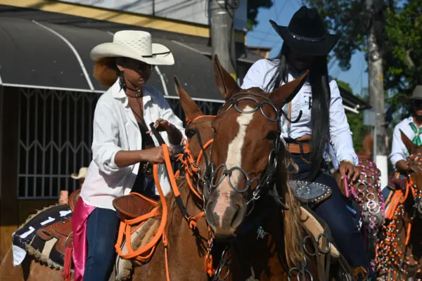 FOTOS: Público começa a lotar a Gameleira para a saída da Cavalgada da Expoacre neste sábado