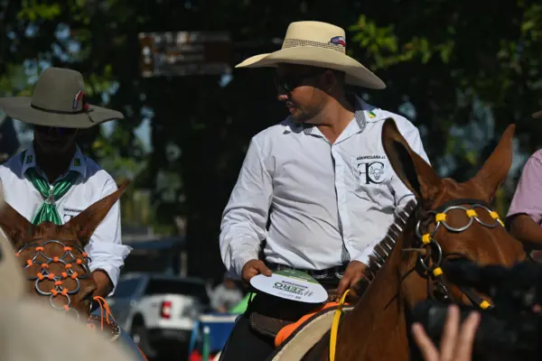 FOTOS: Público começa a lotar a Gameleira para a saída da Cavalgada da Expoacre neste sábado