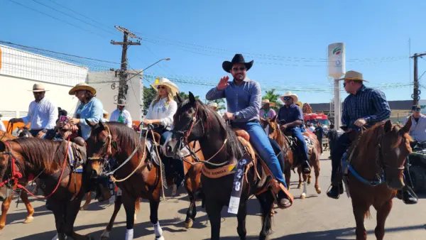 Gladson abre a Cavalgada e destaca importância da festa para o Acre: ‘cada ano com mais sucesso’; FOTOS