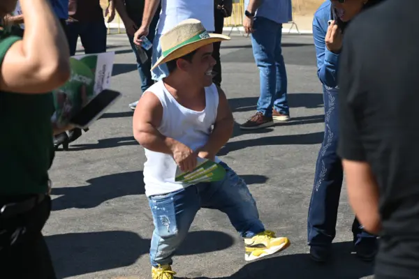 Humorista Pedrinho participa da Cavalgada e marca presença na abertura da Expoacre 2025; VÍDEO