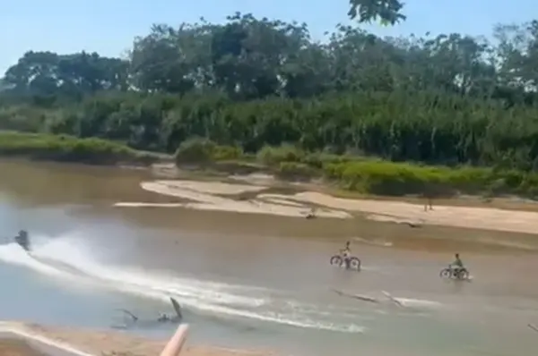 Vídeo mostra crianças atravessando rio de bicicleta no Jordão em meio à seca; assista