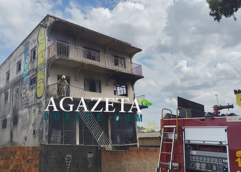 Incêndio em prédio abandonado mobiliza Corpo de Bombeiros no bairro do Bosque, em Rio Branco